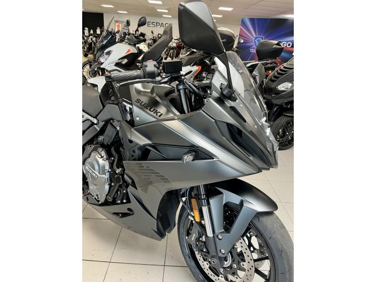 SUZUKI GSX-8R