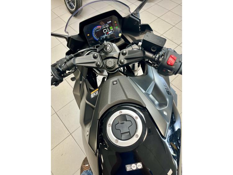 SUZUKI GSX-8R