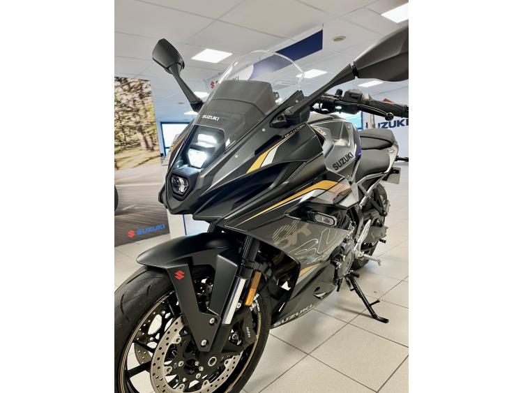 SUZUKI GSX-8R