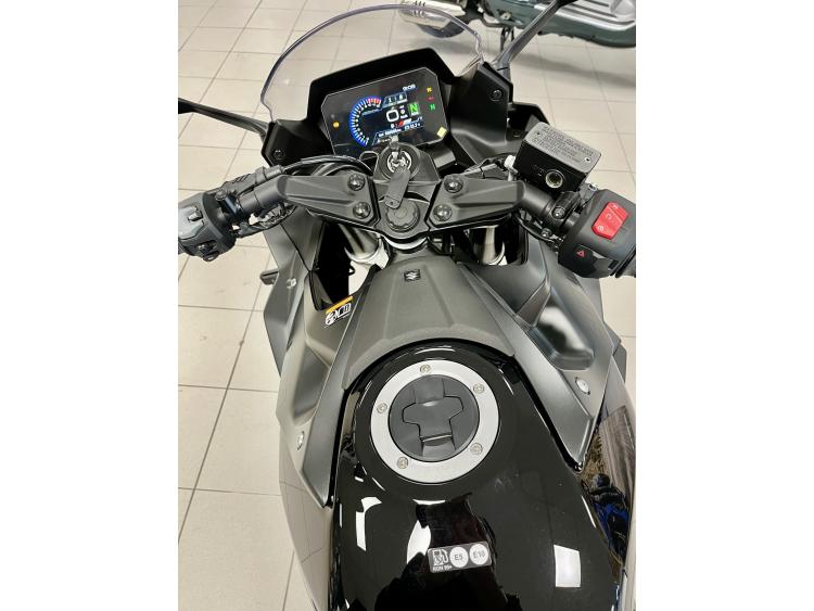 SUZUKI GSX-8R